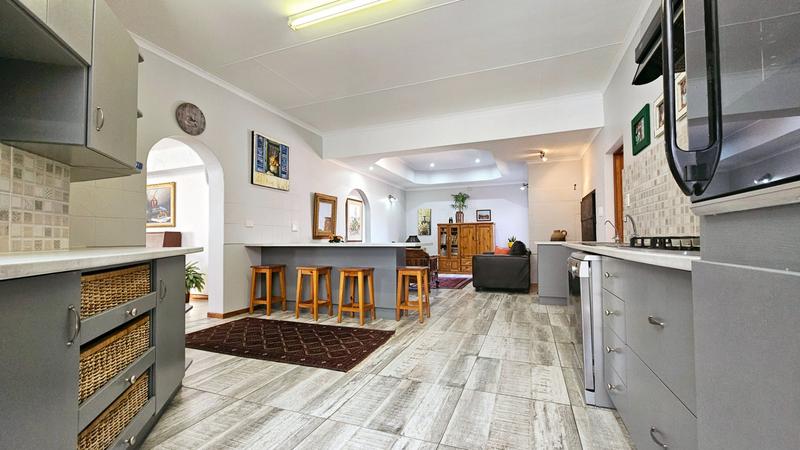 6 Bedroom Property for Sale in Fraaiuitsig Western Cape